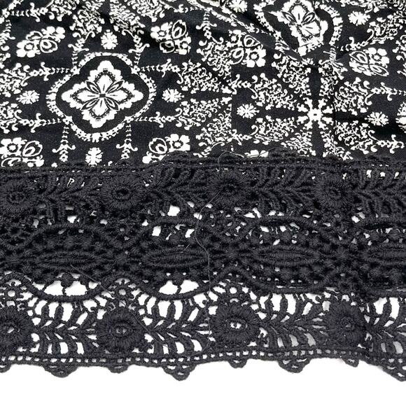 black & white halter neck sleeveless top size XS 100% rayon lace hem - Picture 6 of 7